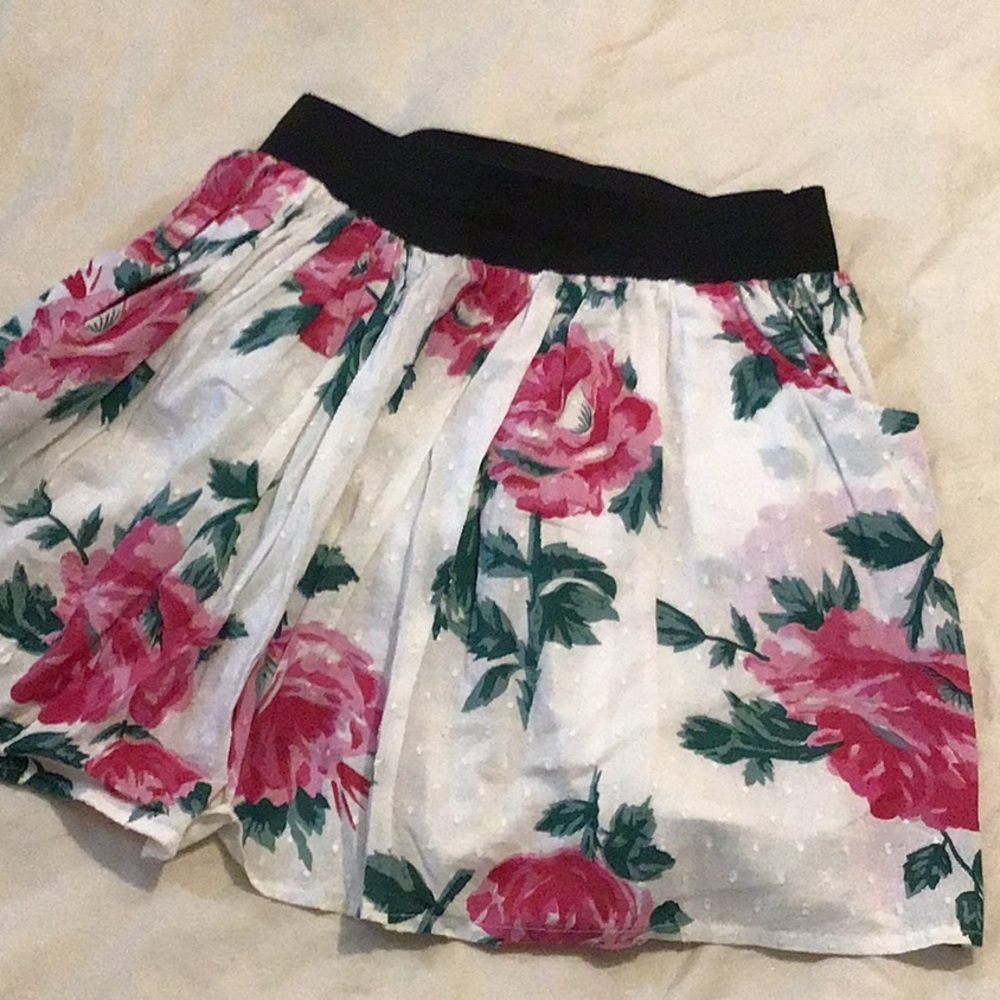 Floral White and Pink Sheer Textured Lined Mini Skirt Elastic Waist Size Medium